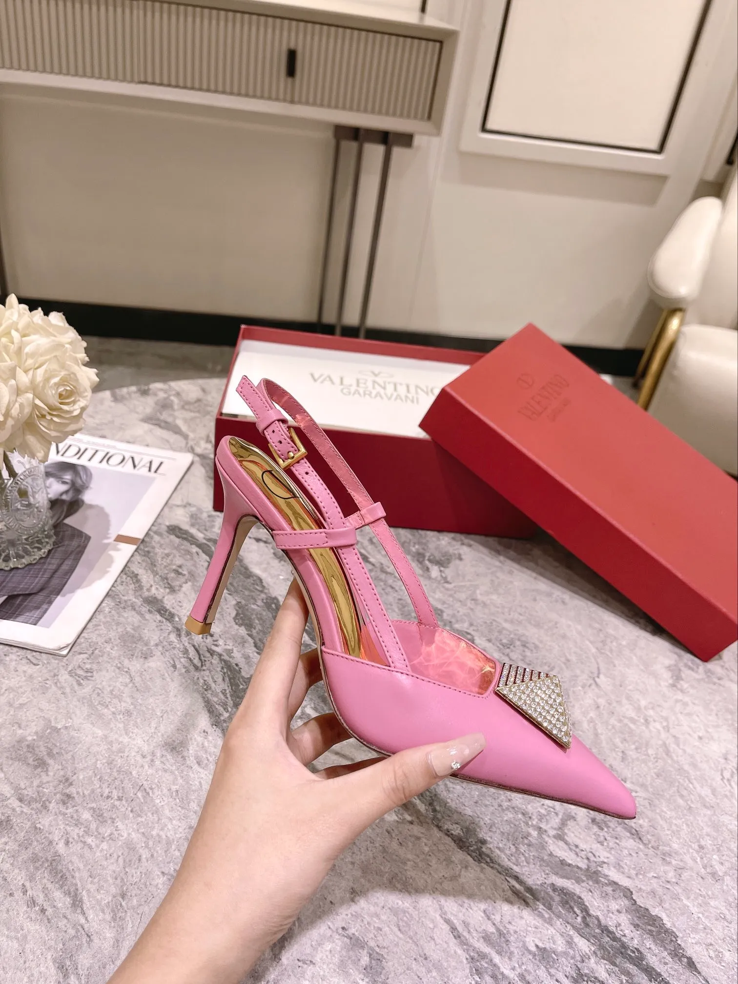 👟👟Ex-factory price 400👟👟 Genuine leather sole +40 Top version 𝑉𝐴𝐿𝐸𝑁𝑇𝐼𝑁𝑂 Valentino new autumn and winter women's back hollow sandals. The unique [pyramid] large rivet hardware [hand-made diamonds] brings out a full sense of high-end, and the new season will live up to expectations! Worth buying ★Imported sheepskin is absolutely high-grade ❥Original method, absolutely sensual ❥Elegant style, creating a different feeling, simple and elegant style!  Code number: 35-41 (34-42 customized) Fabric: Imported sheepskin Lining: Lined sheepskin Heel height: 8cm Leather outsole Rubber outsole
